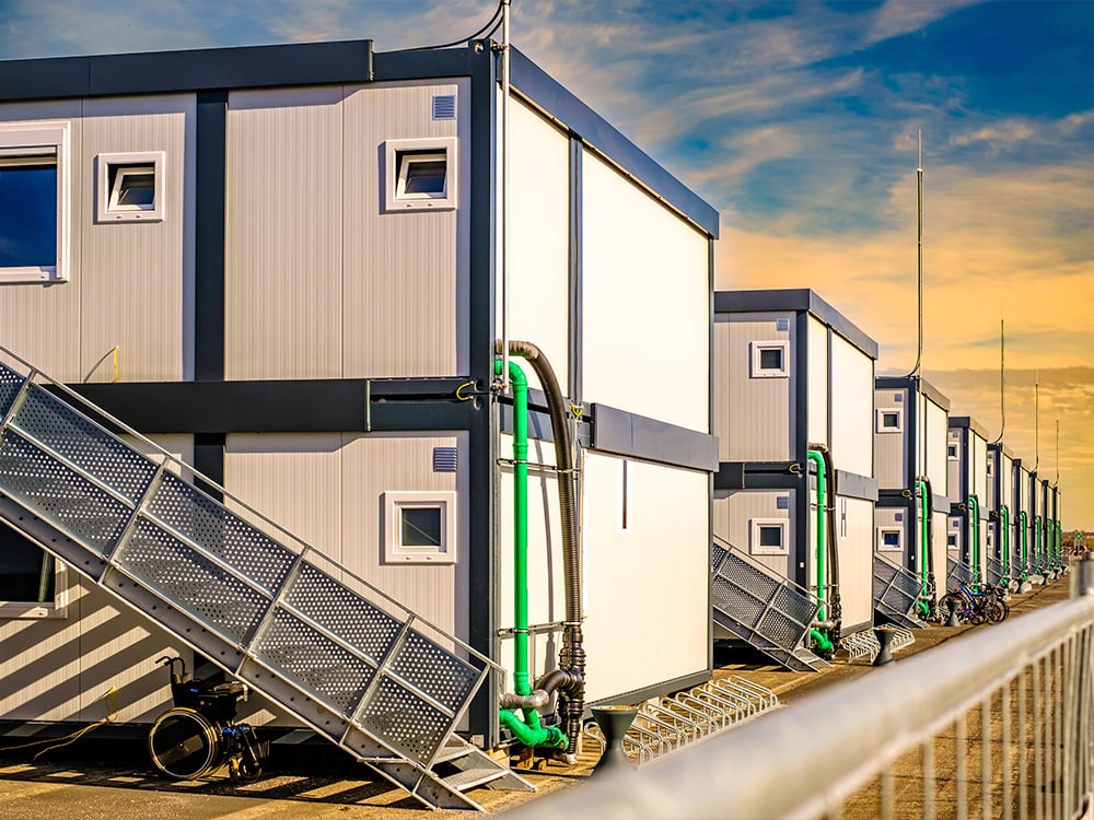 Estructuras modulares construidas con contenedores marítimos reutilizados, utilizadas como oficinas y espacios de trabajo